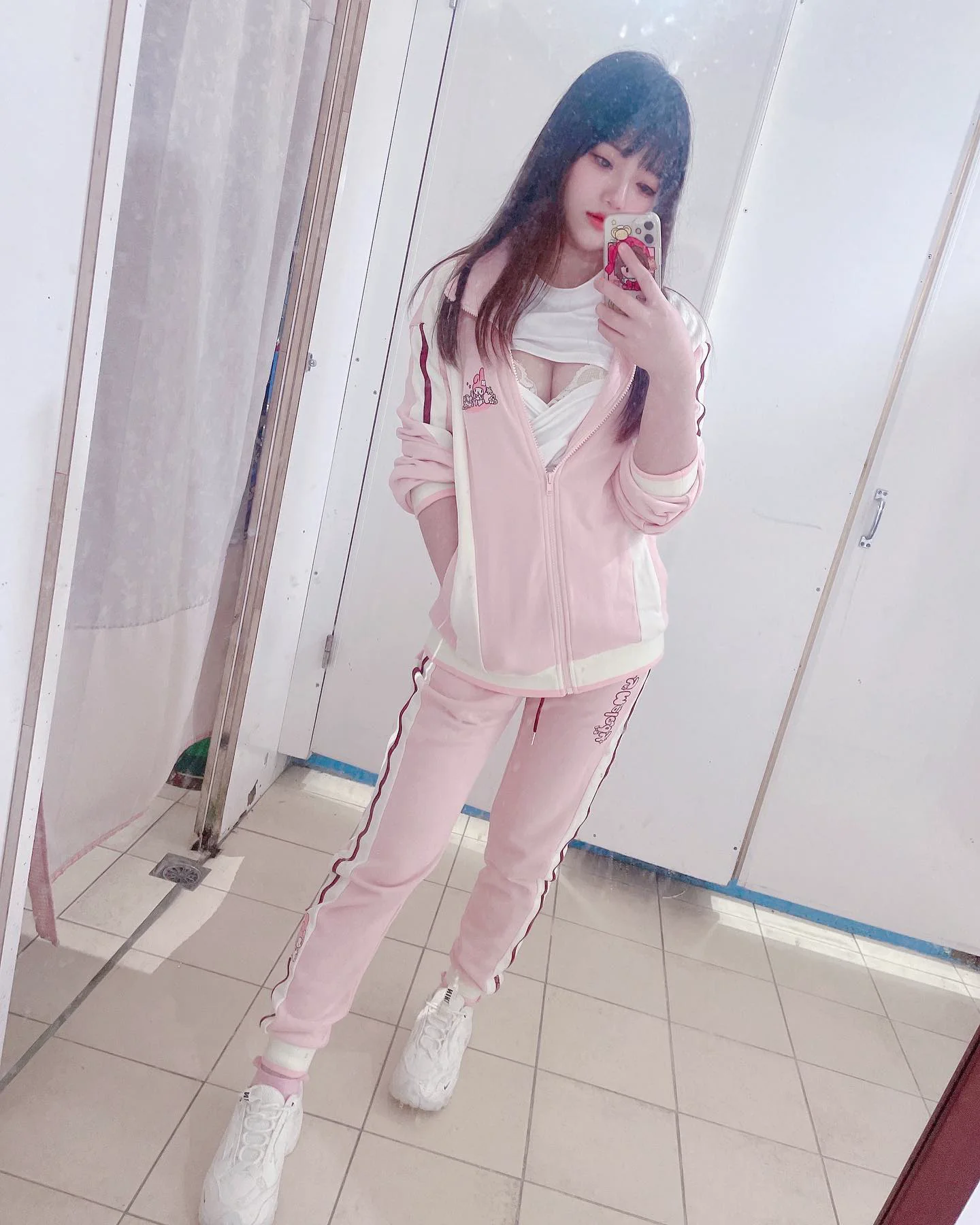 這樣有違反校規嗎？甜美學生妹「願願」保守運動服裡面偷壞壞 - 網路美女