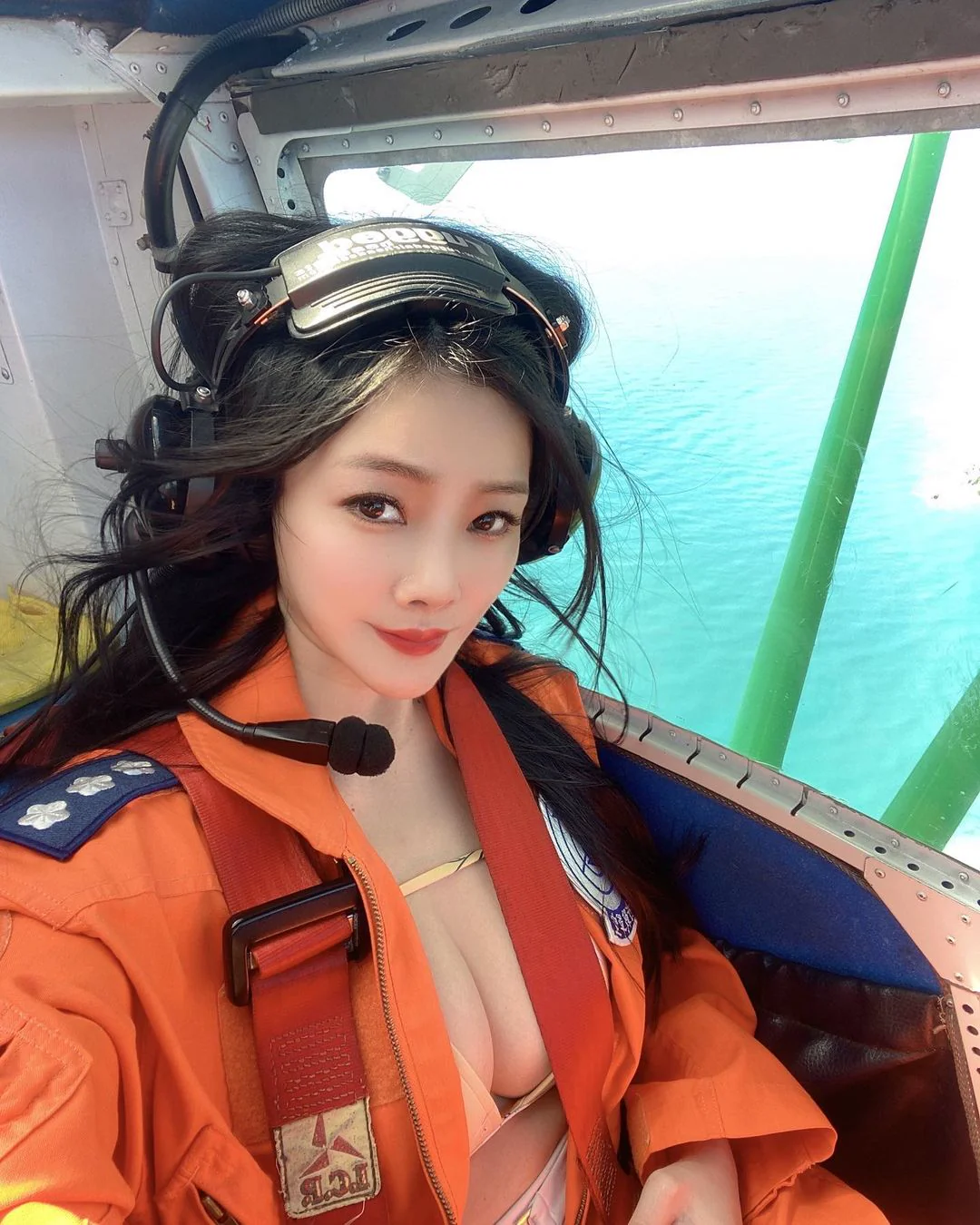 爆乳飛行員「小桃子」制服內搭比基尼！超渾圓「32E巨乳」快掉出，網友超想一起飛！ - 網路美女