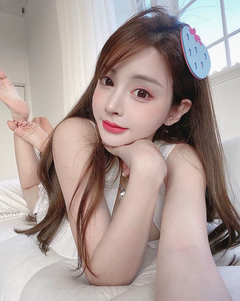 大眼正妹「床上自拍又純又欲」，「白皙曲線」讓人馬上醒腦！ - 網路美女