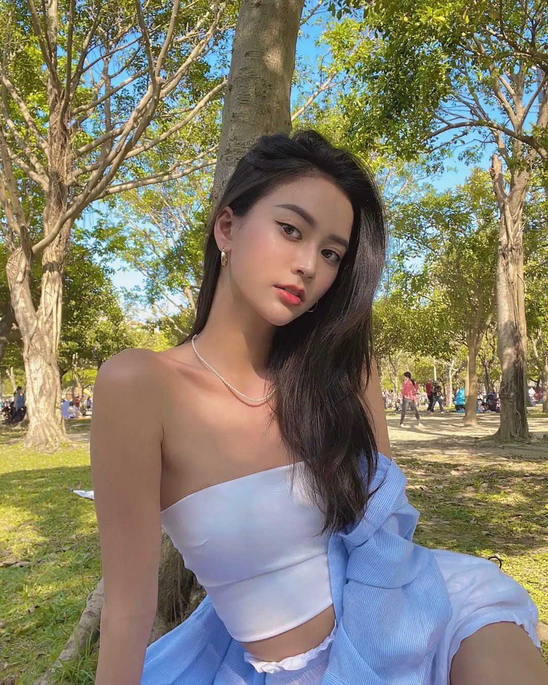氣質型天菜正妹「Celine」，歐美派穿搭秀「火辣好身材」，逛街超常被搭訕！ - 網路美女
