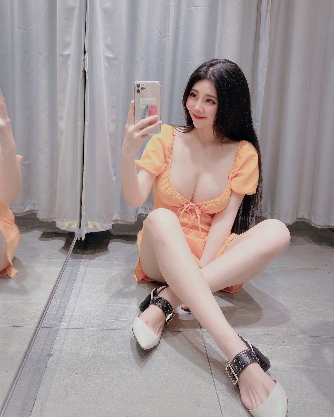 超優質「雪白巨乳妹」更衣間自拍，「嗆辣曲線」大膽秀身材不怕你色色！ - 網路美女
