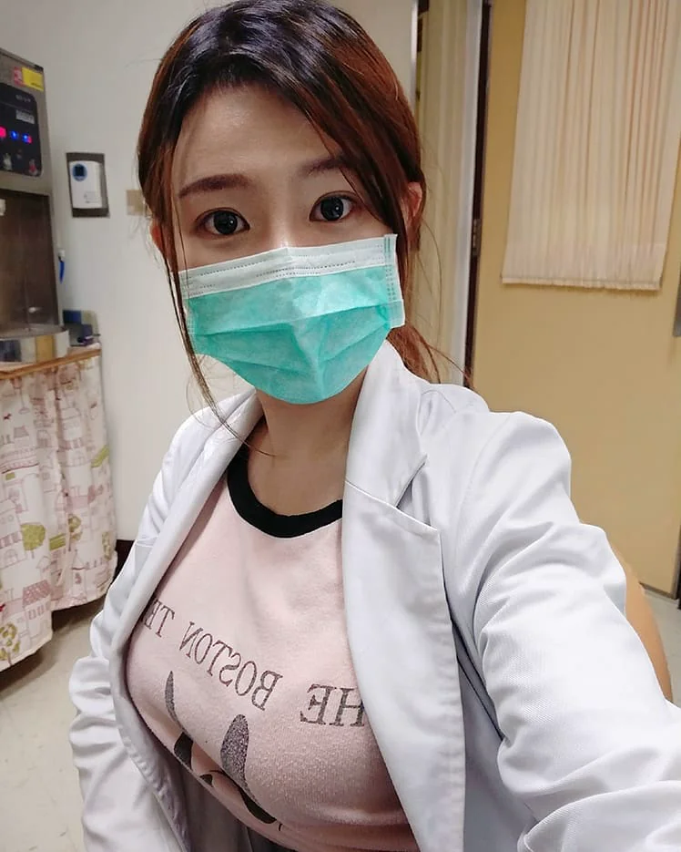 正妹住院醫師「綠肥兒」爆乳採草莓　豪邁蹲姿秀飽滿上圍 - 網路美女