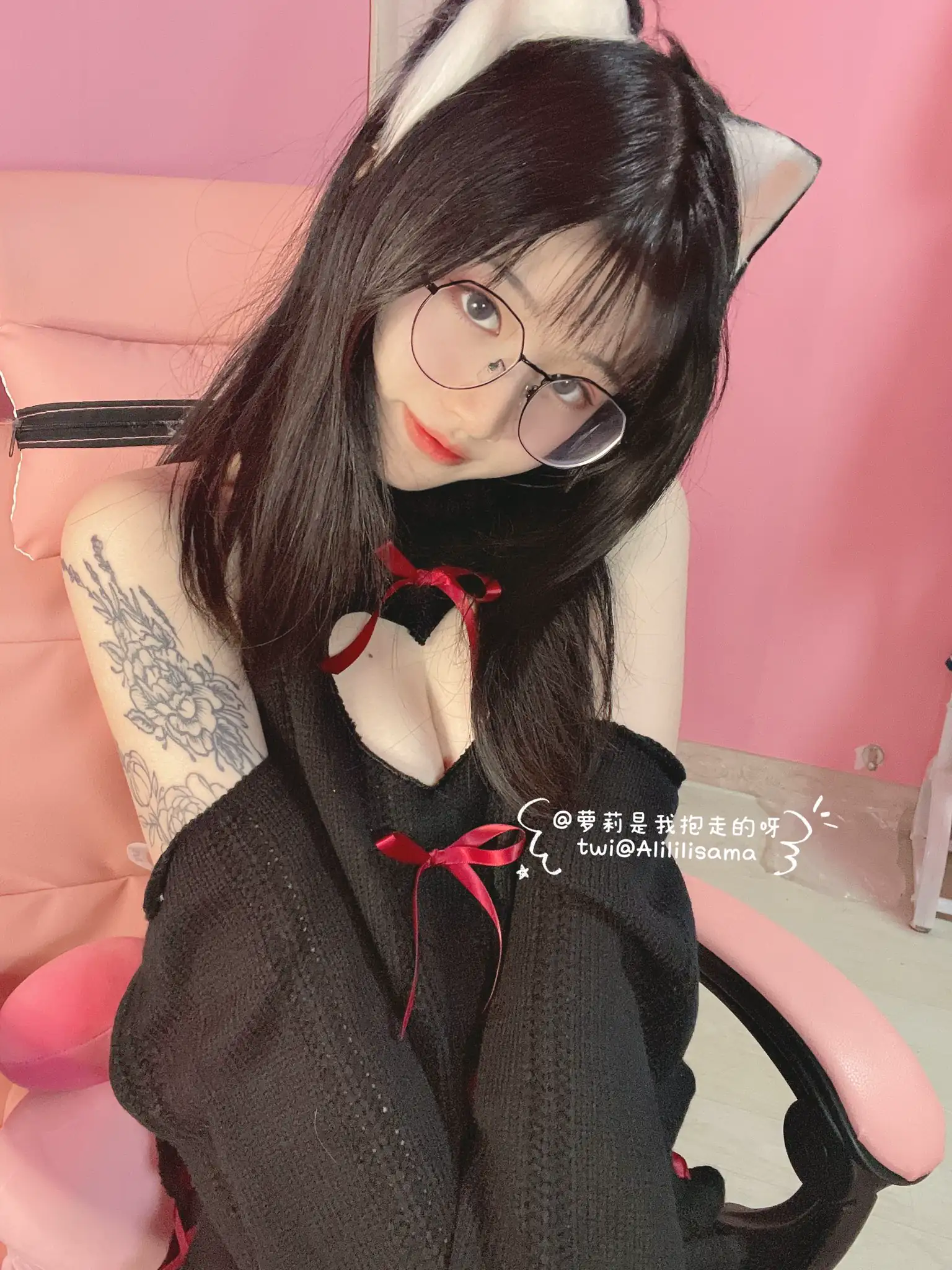 正妹Coser萌屬性破表　頂著可愛無敵顏卻邪惡使壞…畫面直接撩爆～ - 網路美女