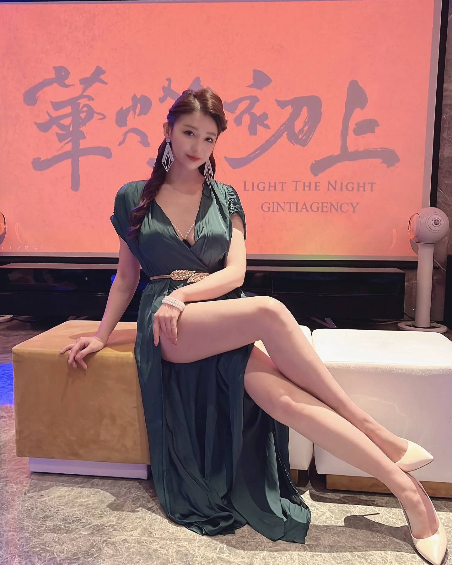 「性感蘇媽媽」斜坐翹腳展「無瑕玉腿」，撫媚模樣讓粉絲秒醉！ - 網路美女
