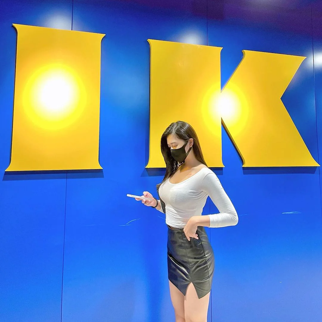 IKEA前驚見「巨乳皮裙妹」品妍！惹火身材換上比基尼「前凸後翹」超顯眼！ - 網路美女
