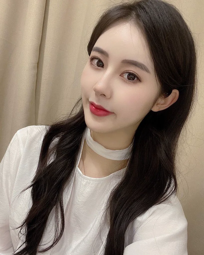 性感OL正妹「火辣鏡中解放」，「側乳弧度」實力太深厚！ - 網路美女