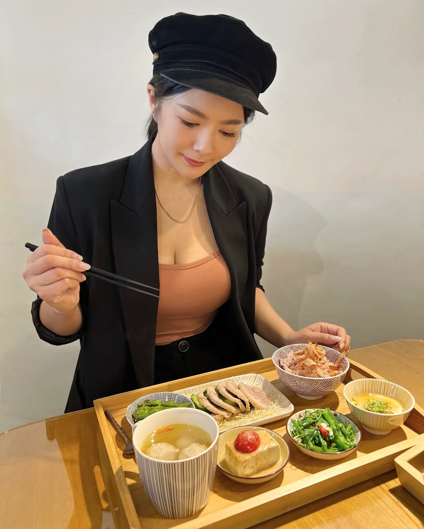 巨乳部落客「Amber」用豐滿乳量襯托美食　網友：份量果然很大 - 網路美女