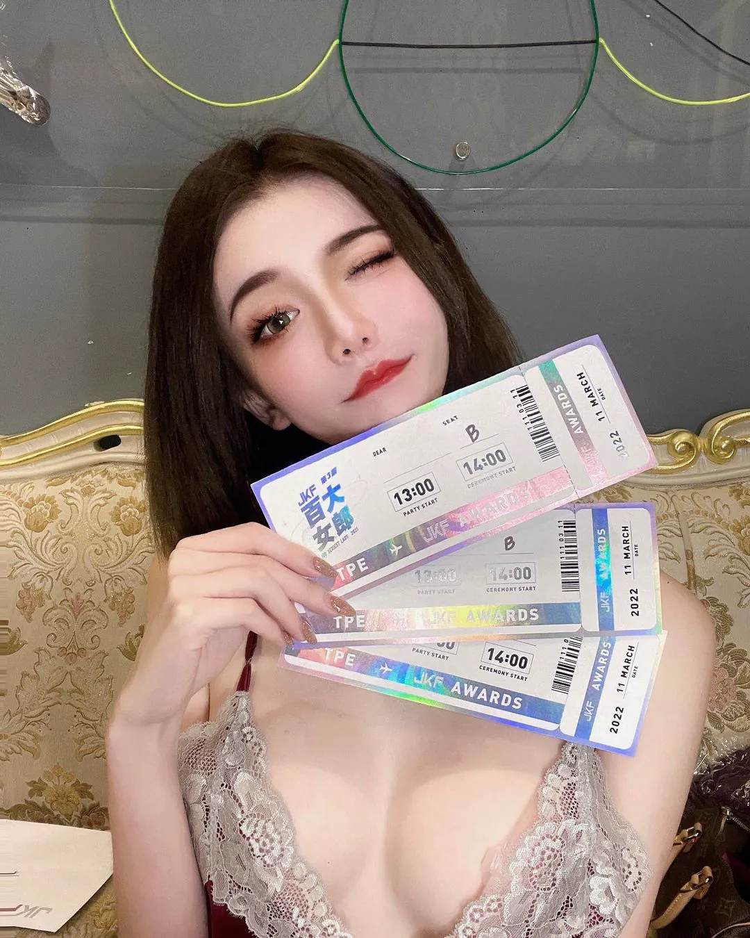 性感妖精「酸酸Enny」大方秀渾圓雪乳！超兇猛「深Ｖ爆乳」邀粉絲一起飛！ - 網路美女