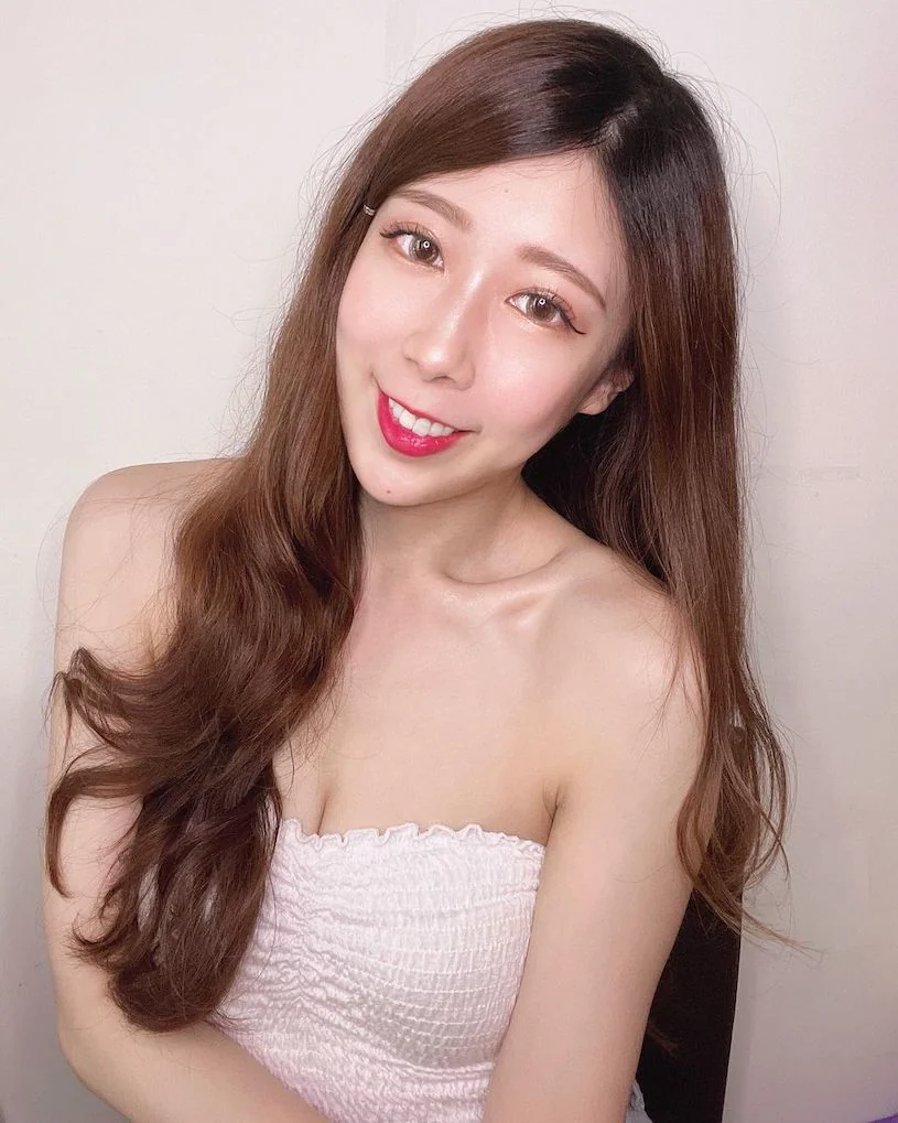 長腿正妹「貝貝」白色平口裝超辣，「誘人美乳線條」太犯規！ - 網路美女