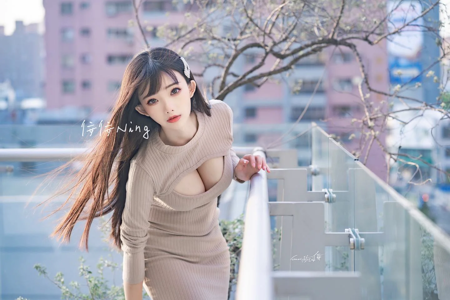 「兇猛小隻馬」路邊下拉「深美海溝」，H奶大現形超壯觀！ - 網路美女