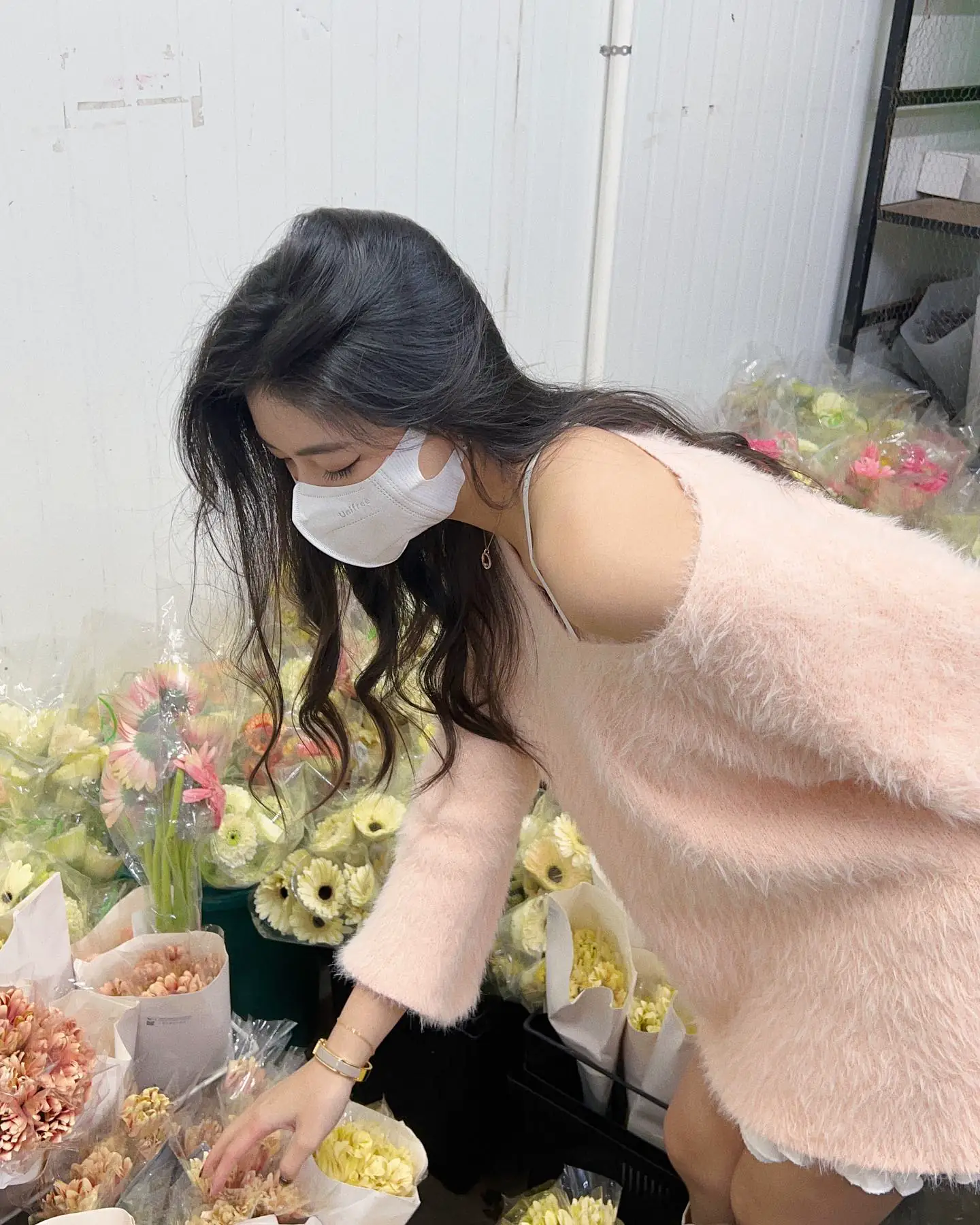 口罩妹小露香肩引爆全網肉搜　本尊親自現身開門…可甜可慾美照海量曝光 - 網路美女