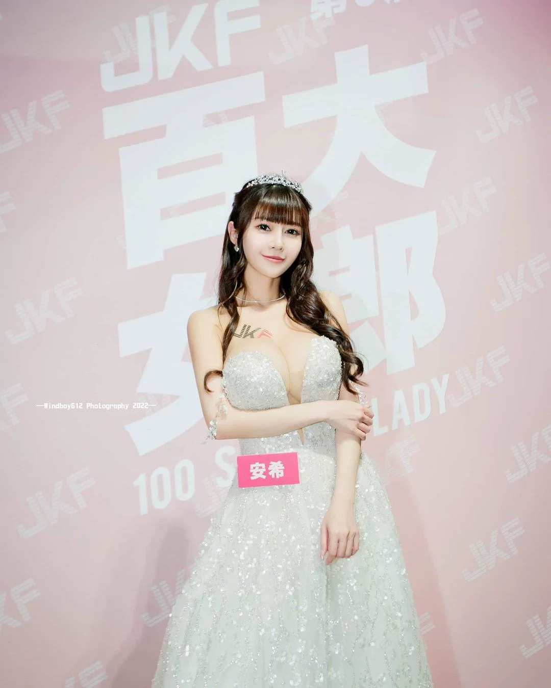 深V開到肚臍！巨乳甜心「安希Anxi」超強車頭燈，焦點忍不住被吸過去啦！ - 網路美女