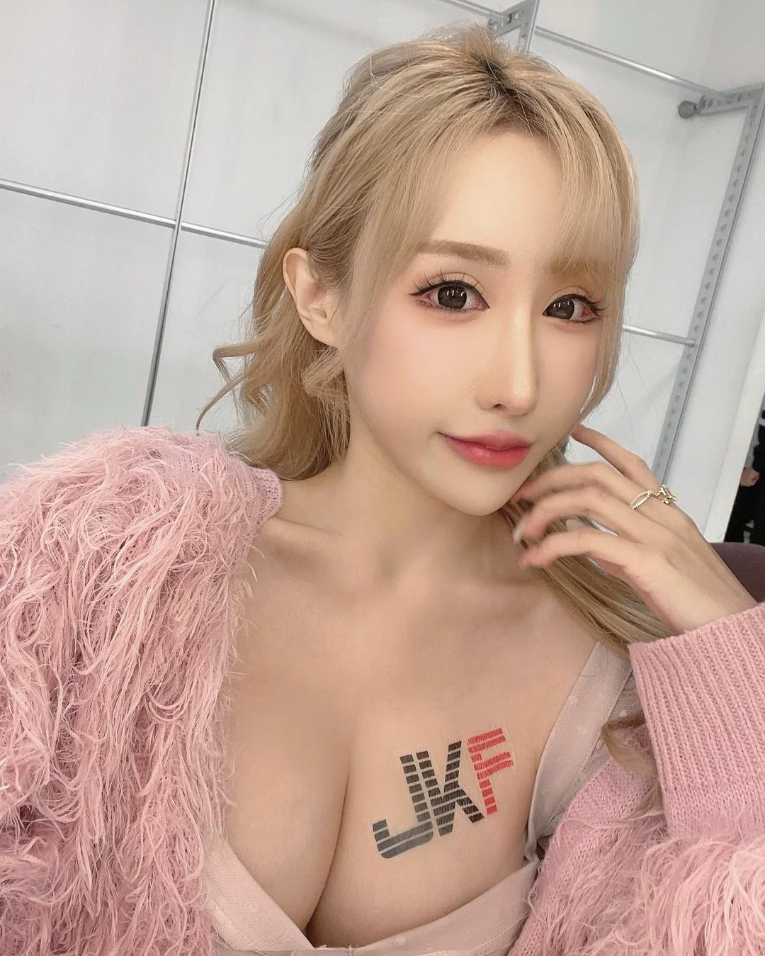巨乳小隻馬「潔兒Yui」超兇猛側乳溢出！性感深V禮服包不住「32E傲人尺寸」！ - 網路美女