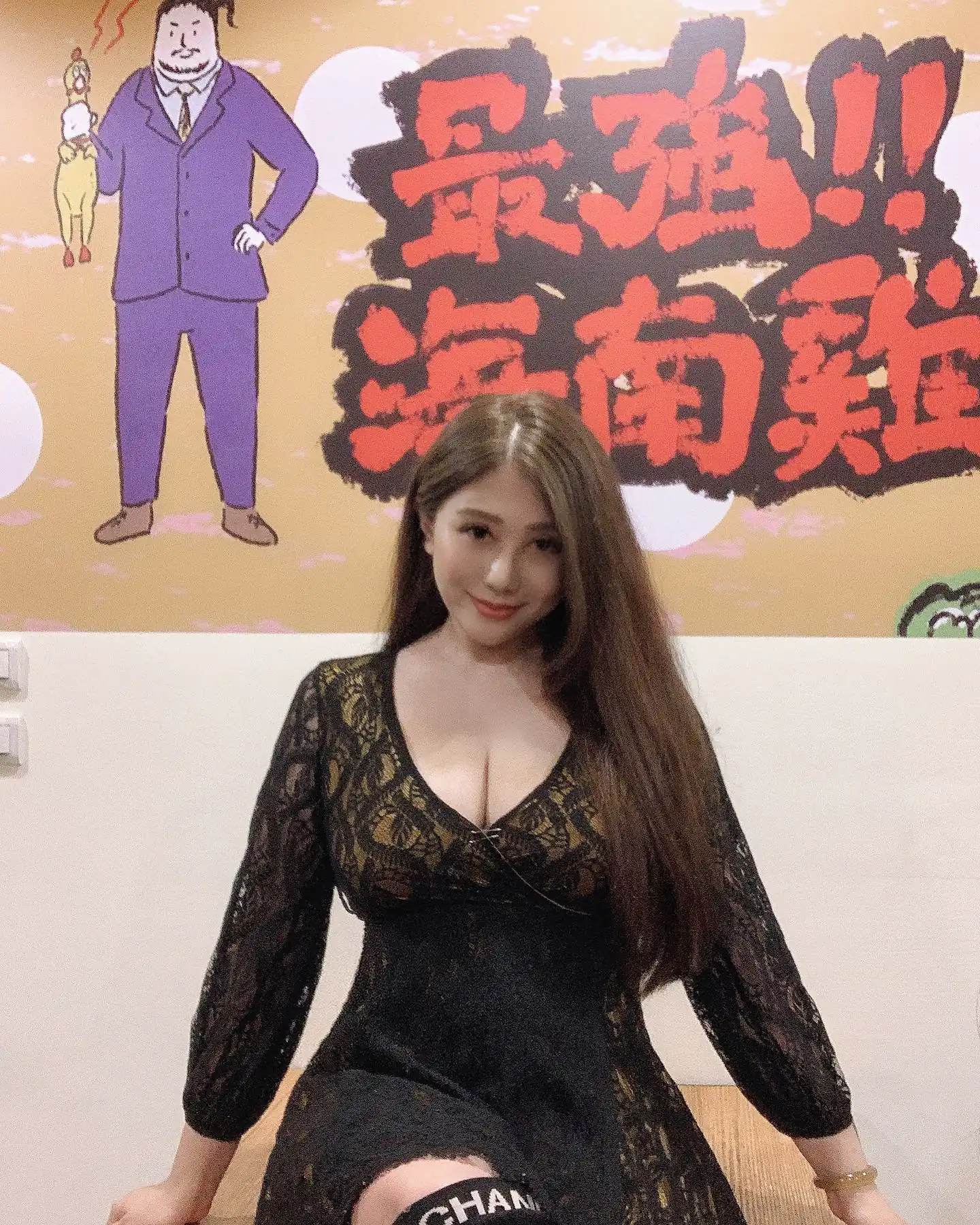 台中海南雞飯「巨乳老闆娘」衣不蔽體　胸前豐滿一手無法掌握 - 網路美女