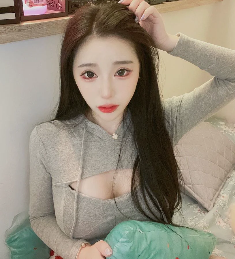 電眼正妹「冰熙」平口裝胸前超偉大，性感的「白嫩視角」太誘人！ - 網路美女