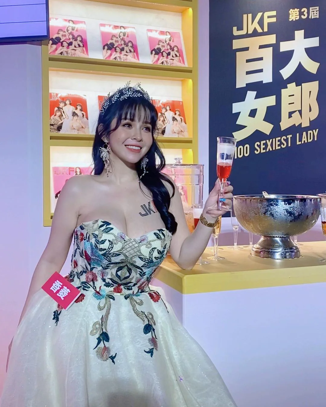 爆乳航空帶你飛！巨乳女神「Mandi香菱」優雅出席JKF百大女郎頒獎典禮！ - 網路美女