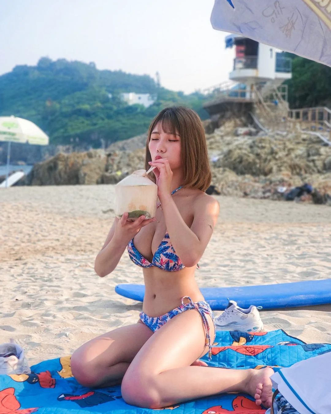 香港大浪灣驚見「巨乳衝浪妹」！超兇猛Ｅ罩杯＋小蠻腰，曲線犯規路人猛看！ - 網路美女