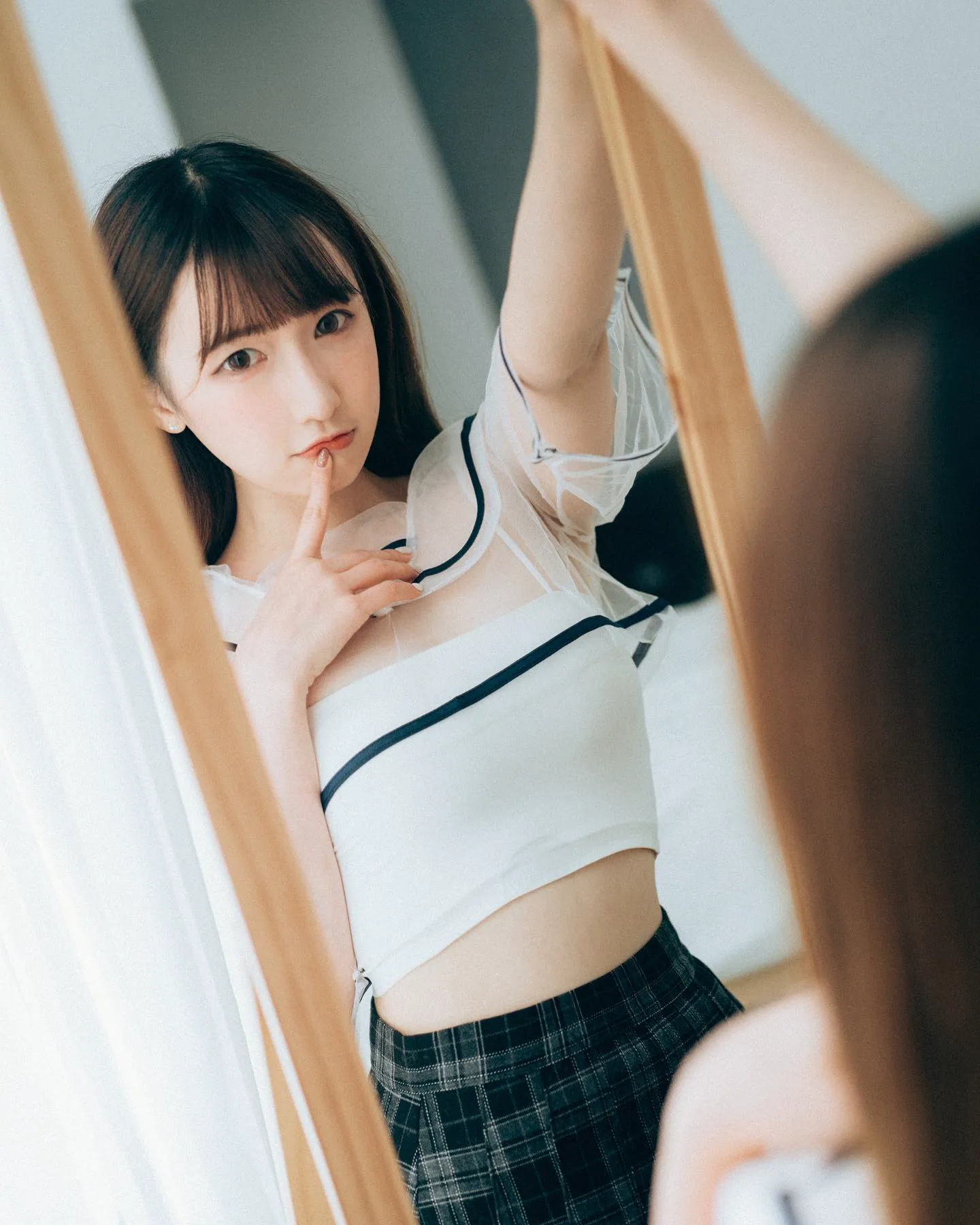 「鄰家清新妹」閨房擺弄撩人姿態，海邊一掏「巨猛雙峰」更顯殺傷力 - 網路美女