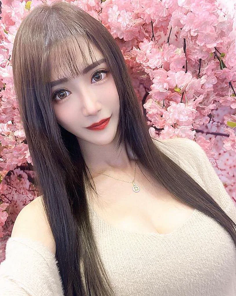 極品正妹「金娜娜」新造型畫面好甜，「誘惑乳量」角度超大膽！ - 網路美女