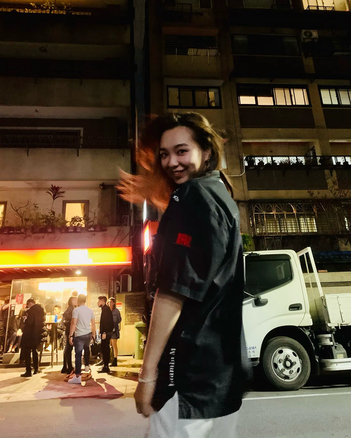 吃肉補肉？台北燒肉店「正妹女店員」制服底下藏火辣好身材！ - 網路美女