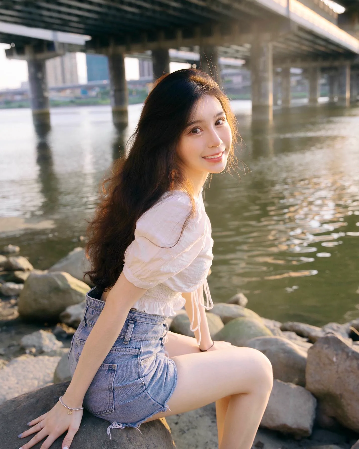 河堤驚見「天菜少女」回眸甜笑，甜力搭「性感小蠻腰」讓人融化 - 網路美女