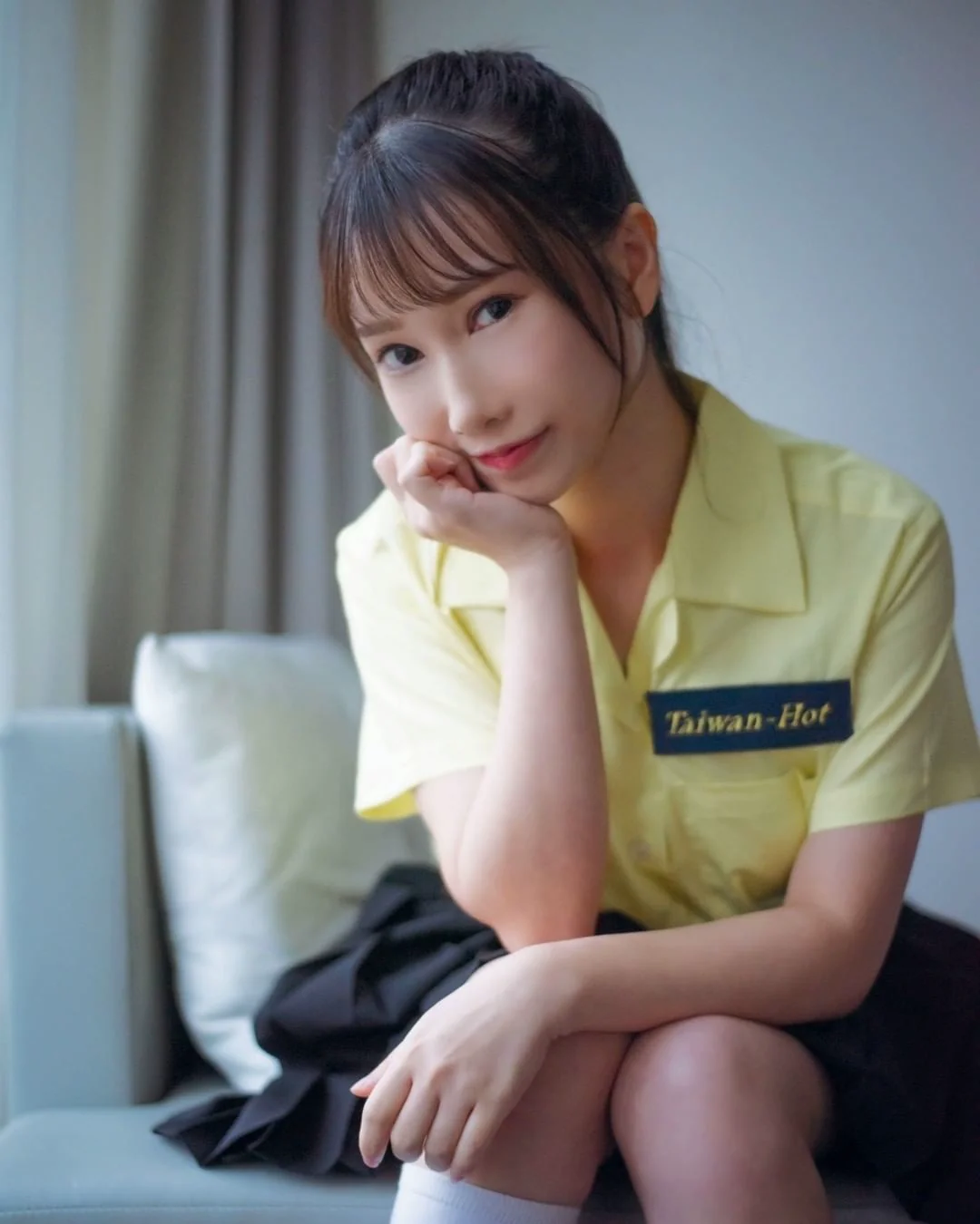 甜美女神「又又」濕身制服誘惑　解扣露出飽滿雙峰好性感 - 網路美女
