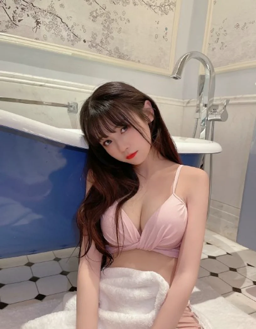 可愛小隻馬展現「性感美乳實力」，「誘惑的浴室辣照」超養眼！ - 網路美女