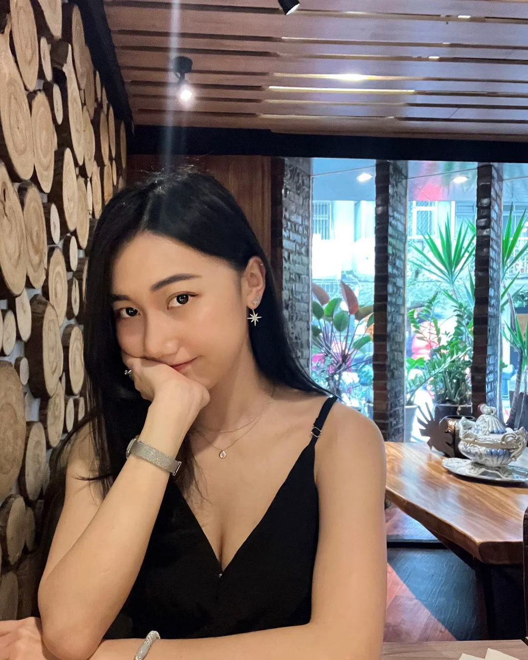 熱愛紀錄生活的「台灣辣妹」，比基尼「爆乳弧度」豐滿柔軟，猛吸萬人點讚！ - 網路美女