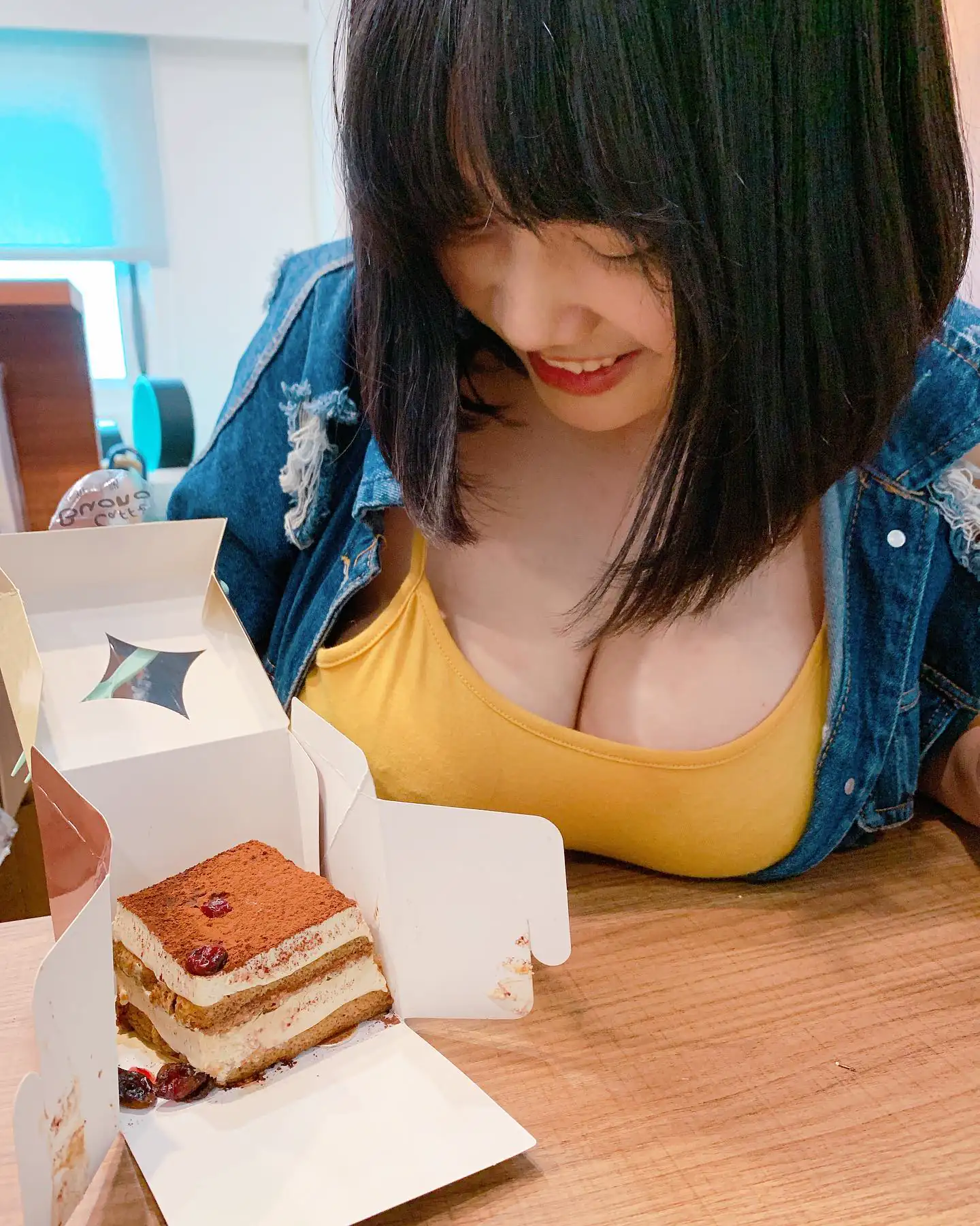 俏貓奴「巨乳放上桌」畫面超有魄力　網友：好大的咪咪啊！ - 網路美女