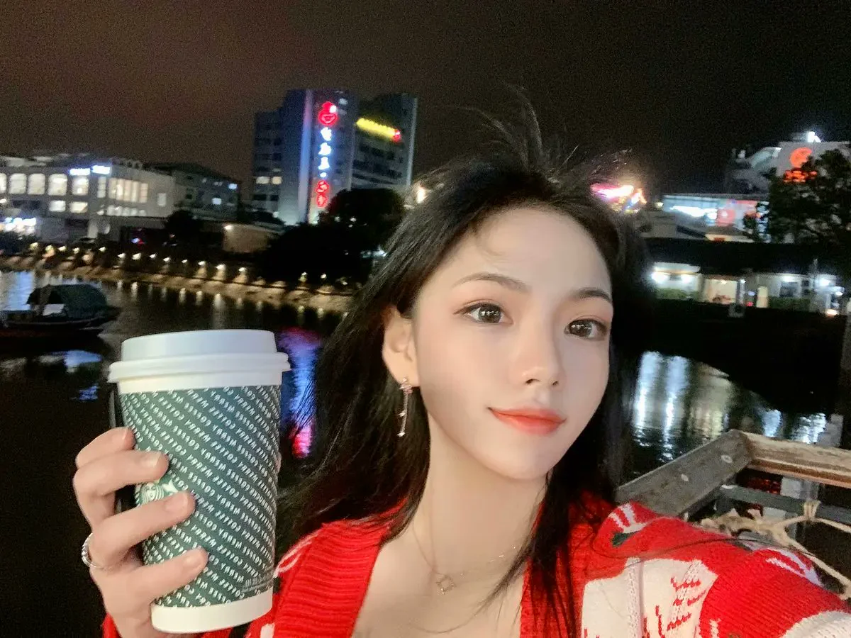 清純是假象！大眼正妹遭起底…　18+色色照全曝光　網：原來尺度這麼大！ - 網路美女