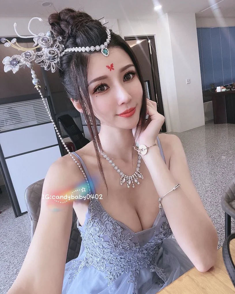 最美禮生「糖糖」顏值高、曲線辣，平口裝「白嫩美乳」太養眼！ - 網路美女