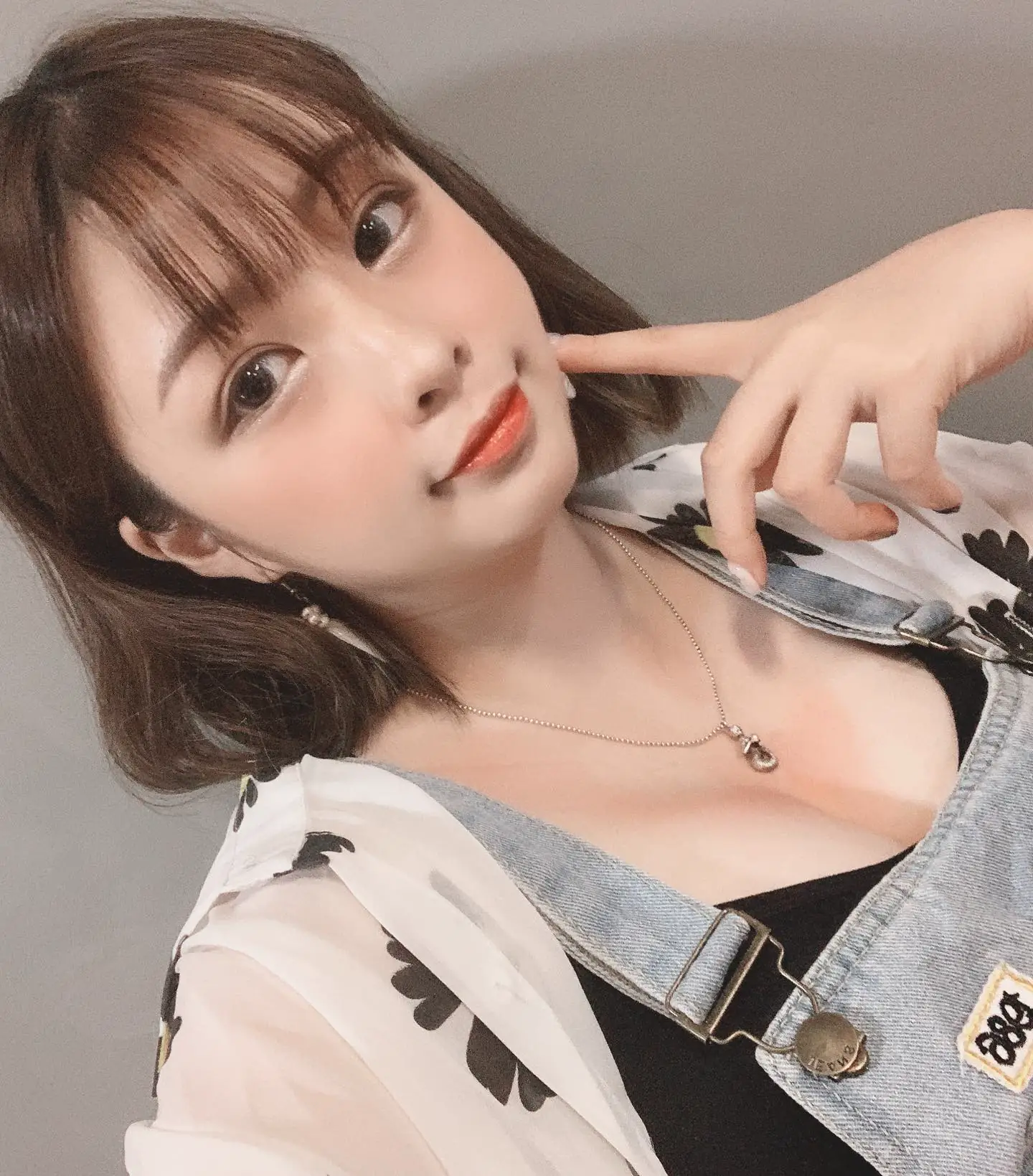 「甜品闆娘」大眼笑顏清新可人，回家一倒驚見「兇猛大乳」 - 網路美女
