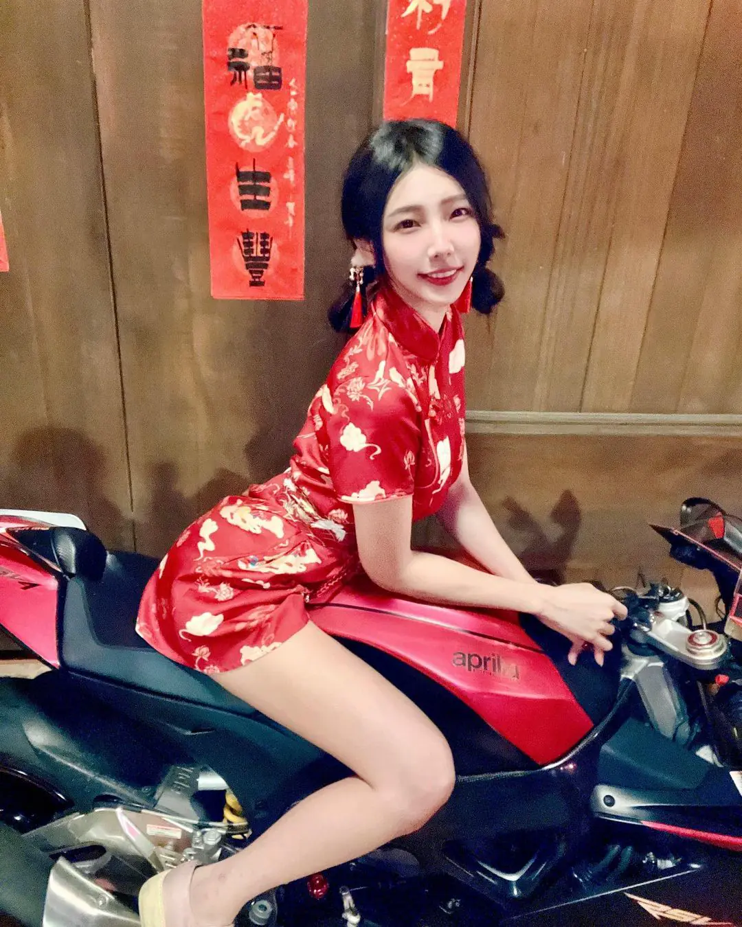 「重機女神」王晨飄 Sofia爆乳旗袍露美腿，超可愛移車影片吸6萬人觀看！ - 網路美女