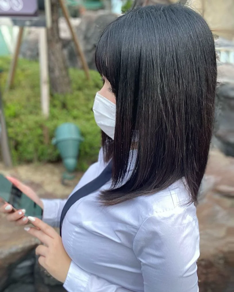 校服正妹「車頭燈超大顆」，「童顏巨乳的曲線」網友瘋狂！ - 網路美女