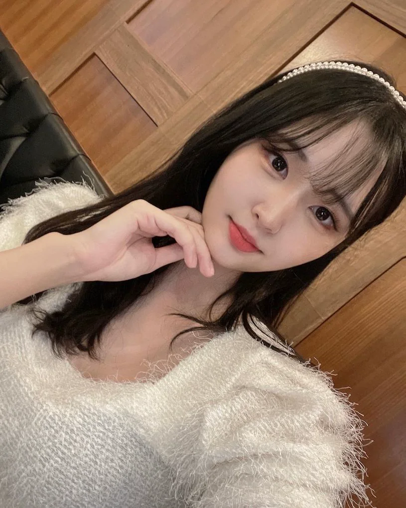 迷人甜妹「天氣涼也要穿比基尼」，中路大開「胸型超渾圓」！ - 網路美女
