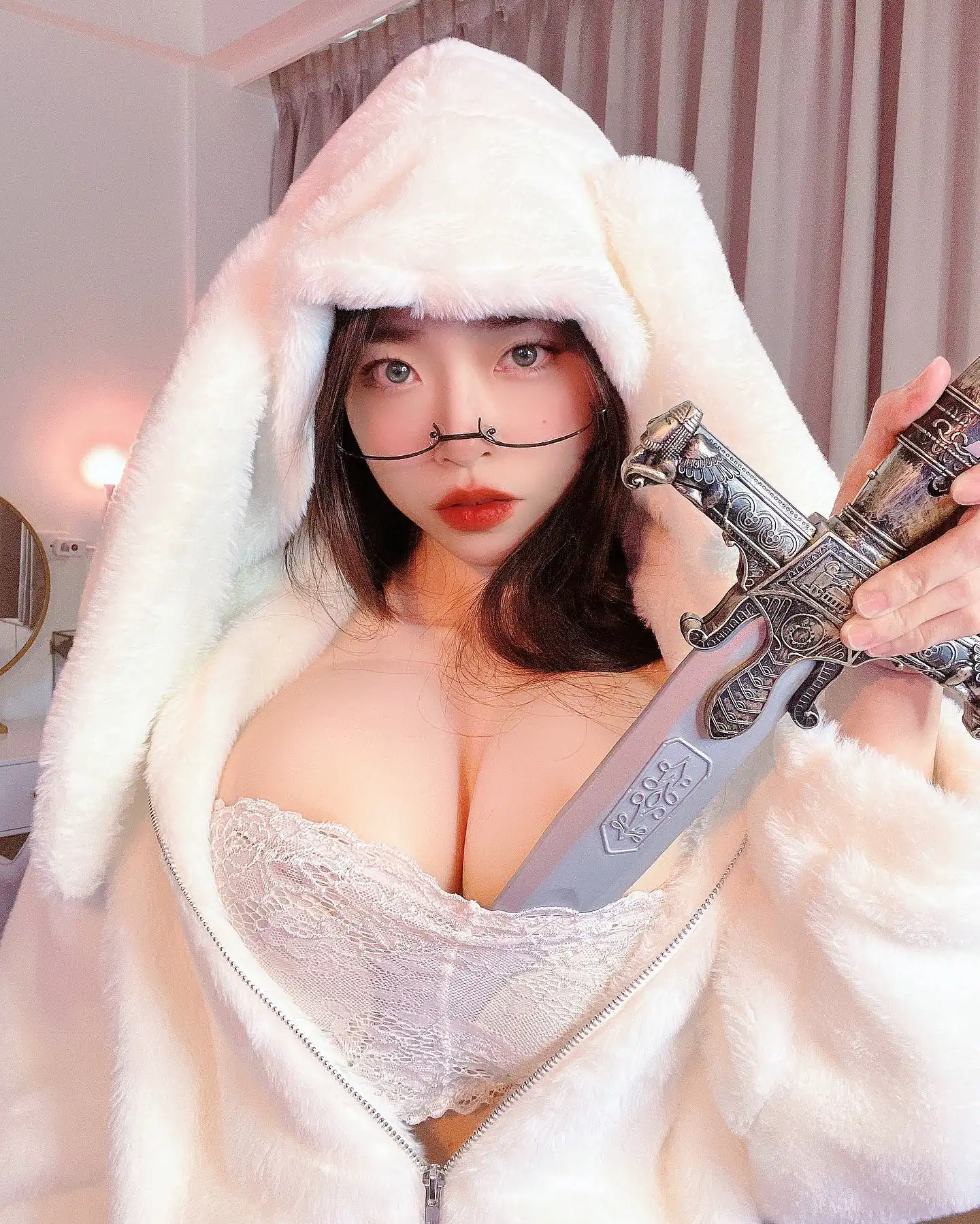 仙女妍妍兒尋勇者拔出胸前「乳中劍」　網友：快擦破皮啦！ - 網路美女