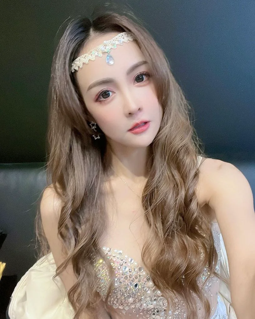 正妹「蔡小佩」魅力電眼太會撩，深V造型「美乳好誘人」！ - 網路美女