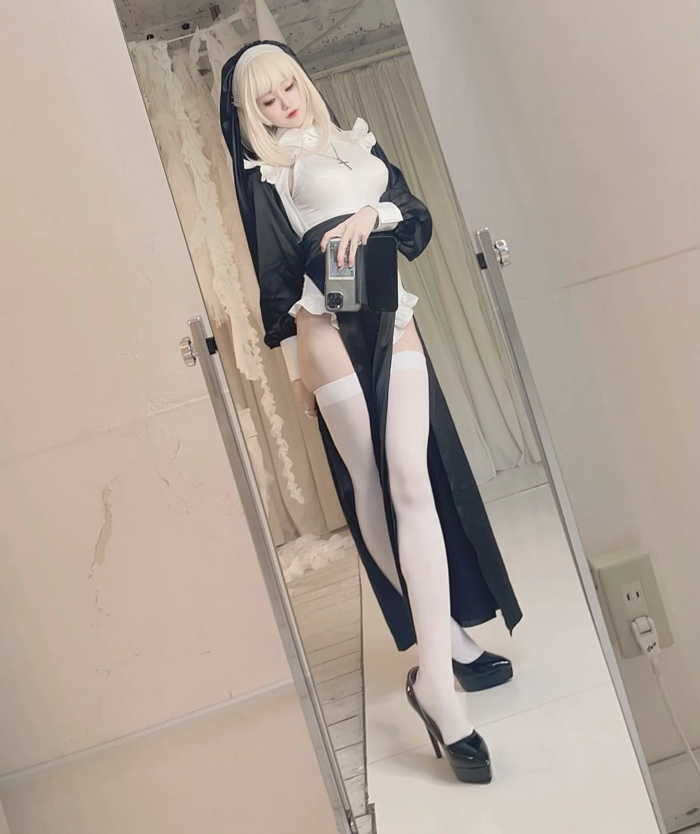 不可以色色！正妹Coser穿上高衩修女服　火辣身材讓人遊走理智斷線邊緣 - 網路美女