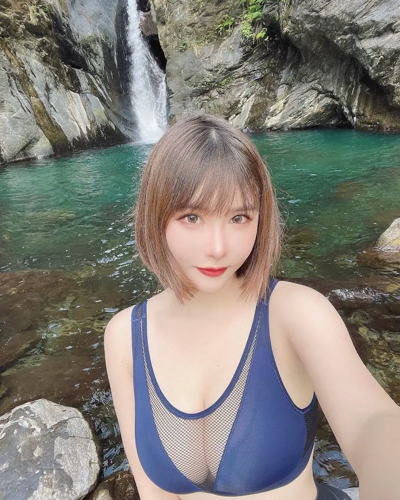 正妹「希維亞」溯溪時美乳現形了，「超透視的白嫩美乳」太誘惑！ - 網路美女