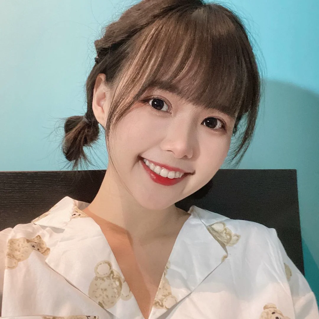 超可愛「學生制服正妹」隱乳好身材！比基尼玩水「秀白嫩巨乳」太驚人！ - 網路美女