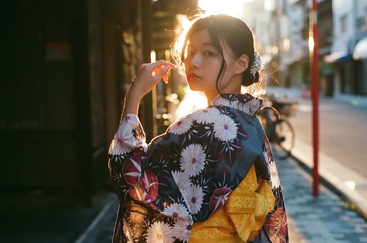 浴衣正妹就是她…　高領毛衣包緊緊意外洩漏好身材　「長輩」性感微兇 - 網路美女