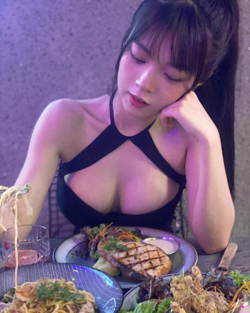 吃牛排的「童顏巨乳正妹」，「雄厚乳量」比牛排還大了！ - 網路美女