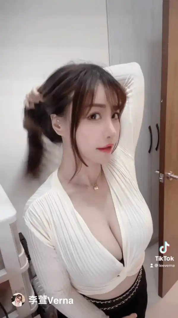 「李萱Verna」發動魔性甩馬尾，「兩顆隨著震動」超養眼 - 網路美女
