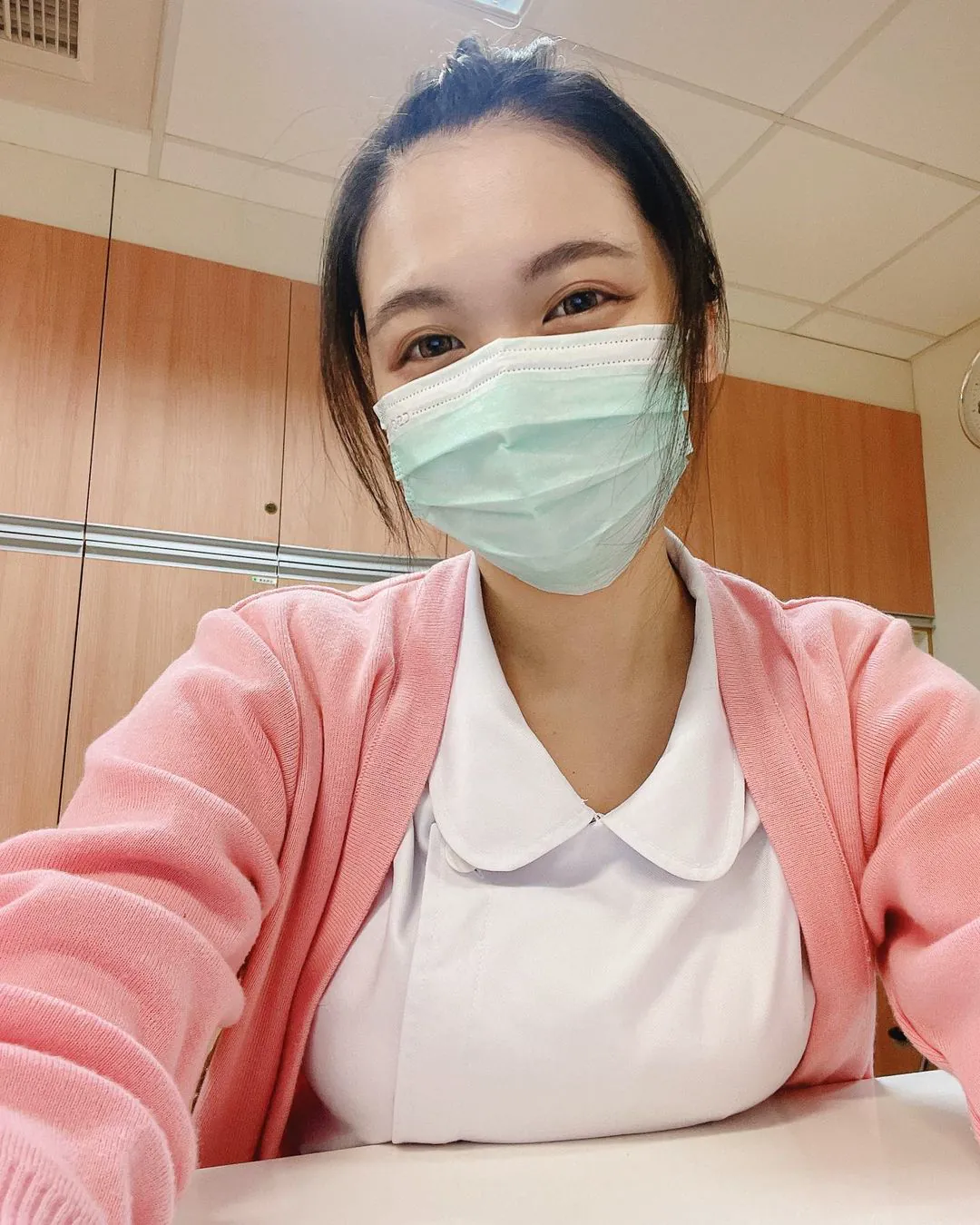 甜美「正妹護理師」笑容讓人戀愛！制服裡暗藏美乳，網友稱讚：超可愛！ - 網路美女