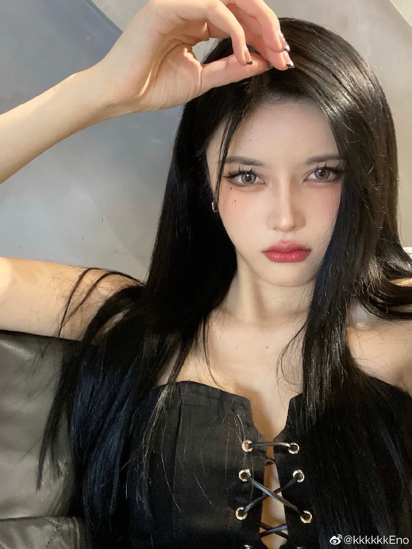 21歲混血感辣妹「S曲線超性感」，魅惑眼神太勾人心！ - 網路美女