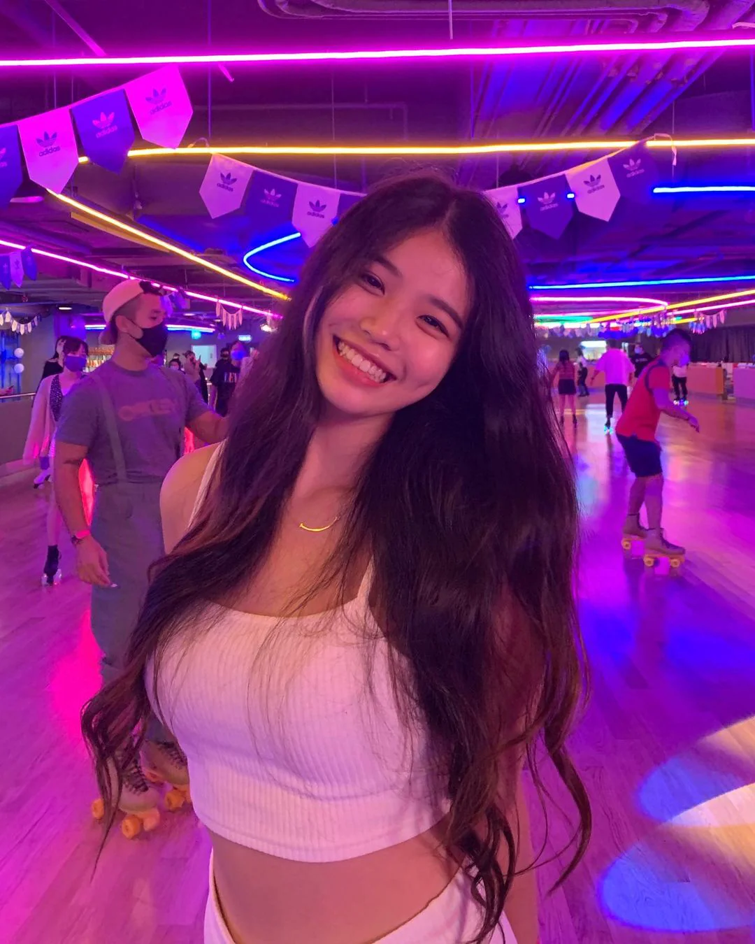 溜冰驚見「長腿港味甜姐」，「細腰頂大奶」惹全場都驚豔！ - 網路美女