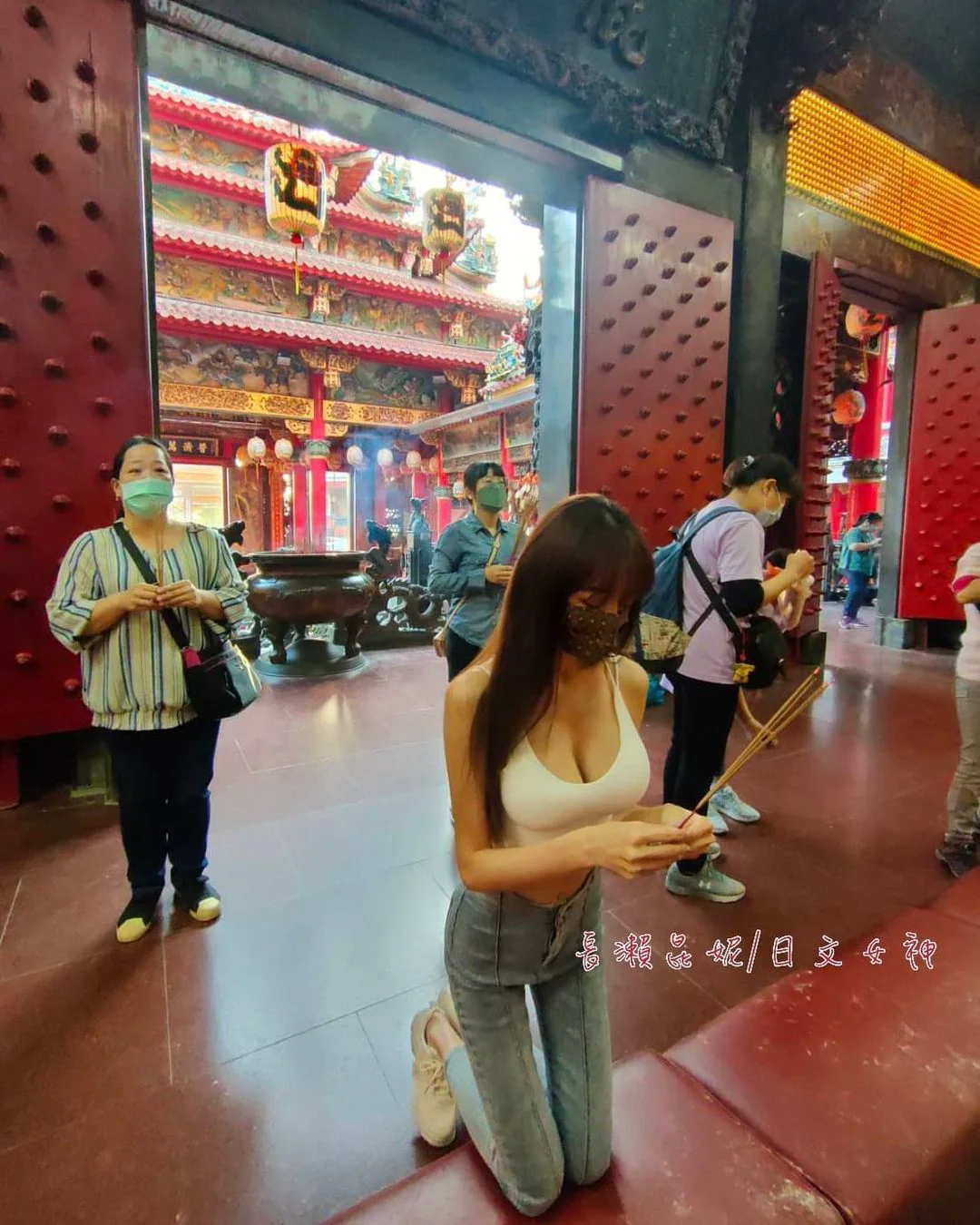 鹿耳門天后宮驚見「爆乳正妹」參拜！超雪白美胸＋小蠻腰，前凸後翹誠意超足！ - 網路美女