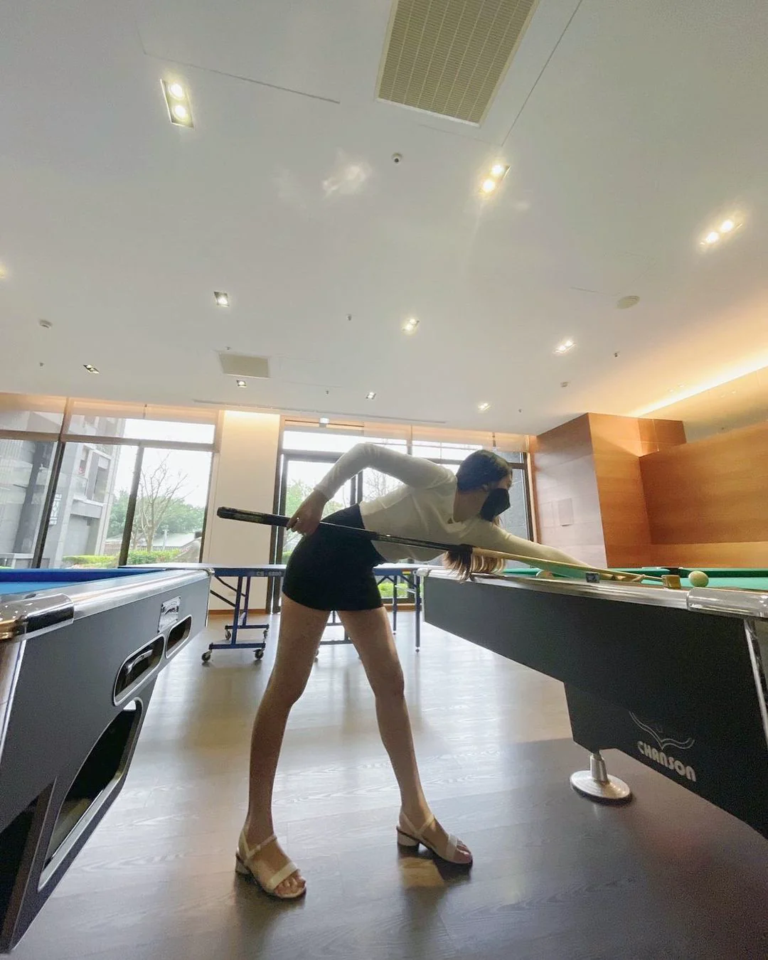 波蘿油女店員下班「提臀推杆」超性感，「火燙玉腿」讓網友超想單挑 - 網路美女
