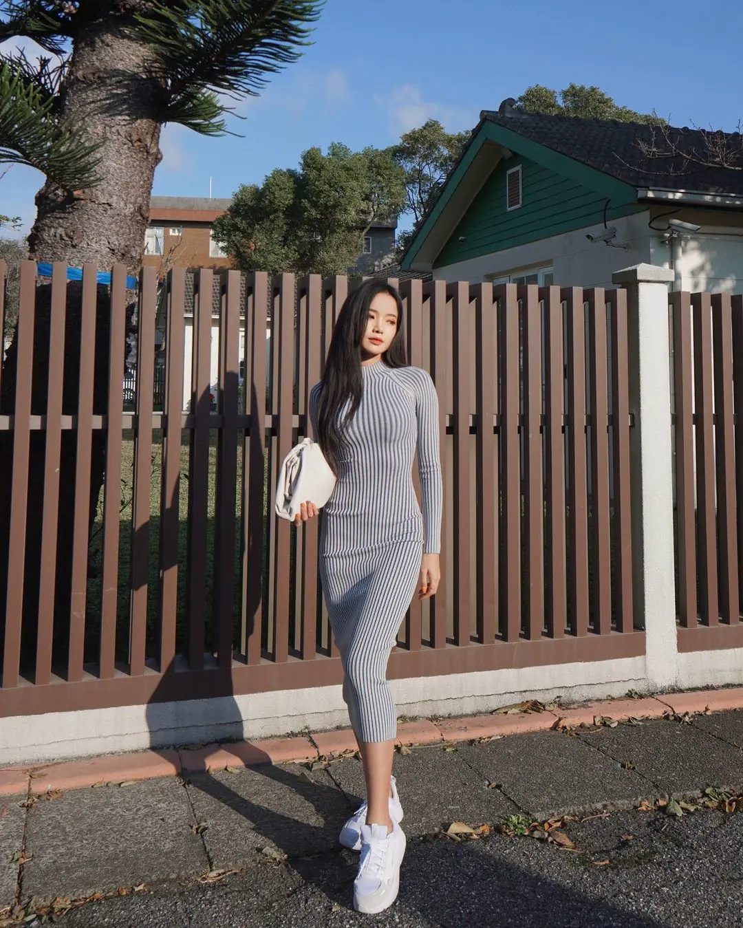 路邊拾獲「香嫩蜜香」，翹挺美臀隨腳步擺動性感破表！ - 網路美女