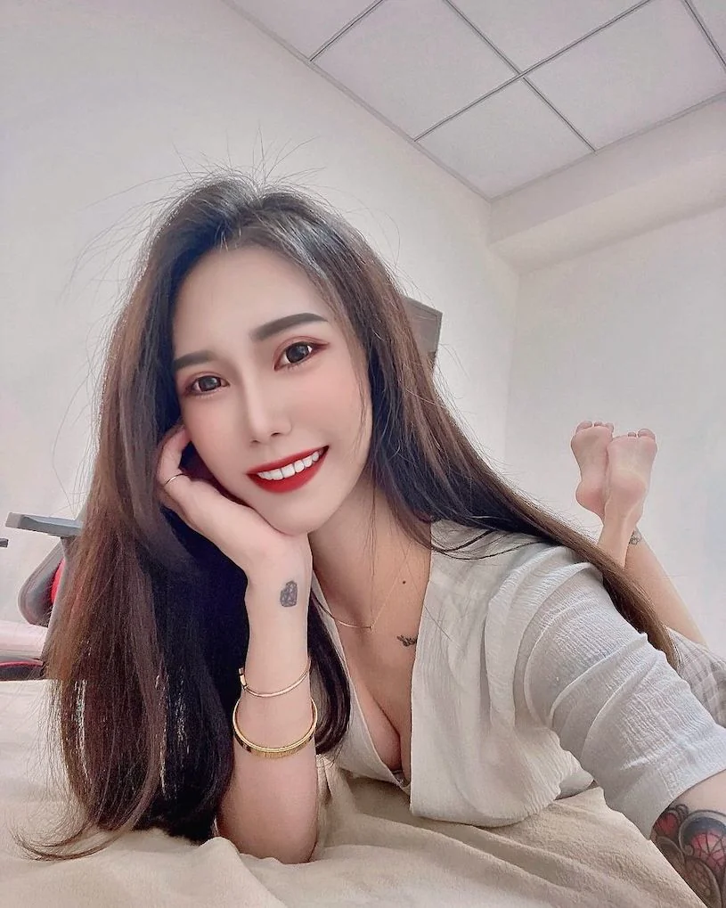 長腿正妹「宜萱」超辣床上視角，「低胸造型」越看越犯規！ - 網路美女
